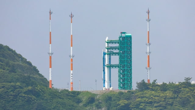  한국형 발사체 누리호(KSLV-Ⅱ)가 3차 발사를 하루 앞둔 23일 오전 전남 고흥군 나로우주센터에 기립된 누리호가 발사대에 고정돼 있다. / 사진=연합뉴스