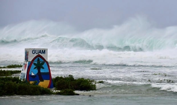 4등급 슈퍼 태풍 '마와르'가 강타한 미국령 괌에서 24일(현지시간) 거센 파도가 몰아치고 있다. /사진=AP 연합뉴스