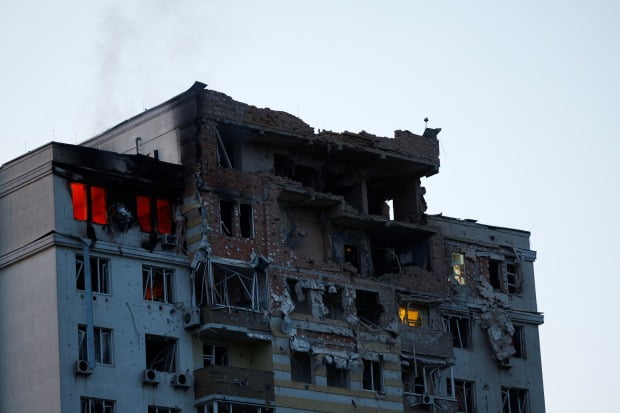 우크라이나 수도 키이우에 위치한 아파트의 상층부가 러시아군 공격으로 까맣게 타 있다./사진=로이터=연합뉴스