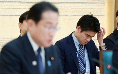 총리 공관서 사적 파티 열어 경질된 日총리 장남 "퇴직금 반납"