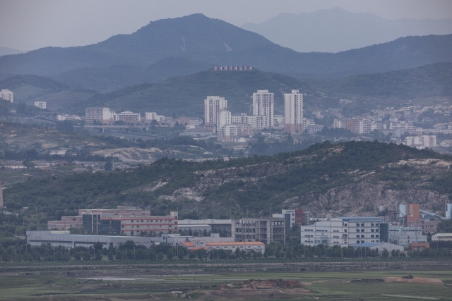 30일 경기도 파주시 서부전선 비무장지대(DMZ) 도라전망대에서 바라본 북한 개성공단 일대와 개성 시내 / 사진=연합뉴스