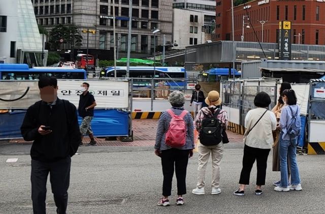 31일 북한이 남쪽 방향으로 우주발사체를 발사했다고 합동참모본부가 밝힌 가운데 서울역에서 시민들이 모여 서울지역 경계경보 발령 재난문자를 살펴보고 있다. / 사진=연합뉴스