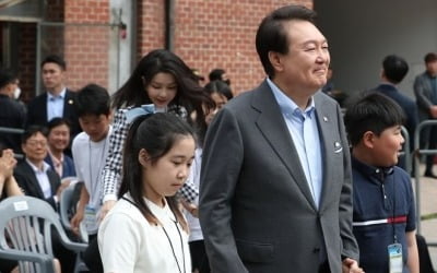 尹 "취임때 마음 되새겨"…아이들과 '용산어린이정원' 첫입장