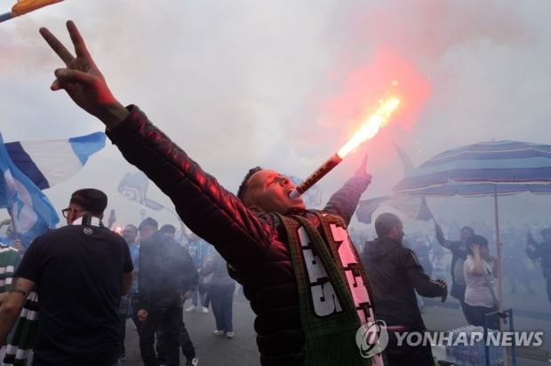 나폴리 우승 잔디, 이베이 경매로 나와…한 움큼에 100만원