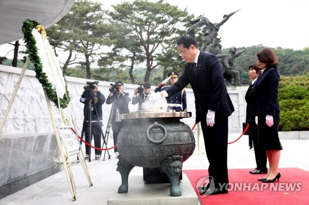 기시다, 일본 총리로는 12년 만에 현충원 참배