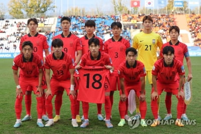 [U20 월드컵] '부상 낙마' 박승호 위로한 김은중호…유니폼 들고 사진