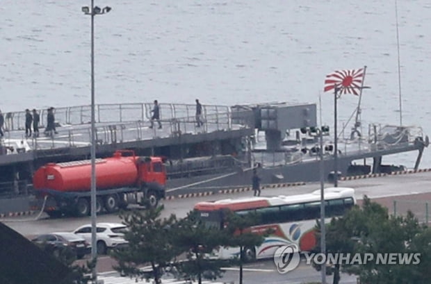 일본 자위대 함정, 욱일기 게양하고 부산 해군작전기지 입항