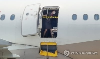 '공포의 착륙' 항공기서 끝까지 안전 챙긴 승무원