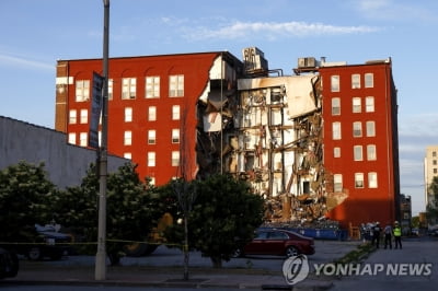 美아이오와서 6층 아파트 건물 일부 붕괴…12명 탈출·8명 구조