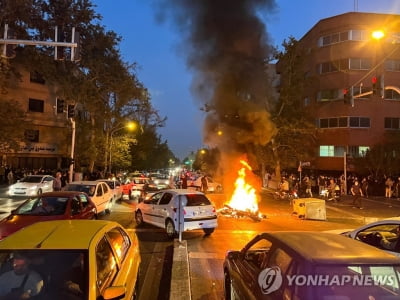 '히잡 의문사' 최초 보도 이란 기자 재판…"언론인 의무 수행"