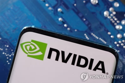 '땡큐 AI'…엔비디아, 반도체기업 사상 첫 시총 1조달러 터치(종합)