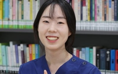 치매환자 위해 방호복 입고 화투 든 간호사…"이런 날도 오네요"