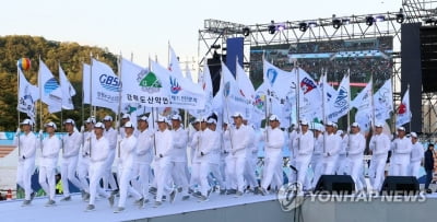 "이찬원·장윤정 축하공연…산불 이재민이 성화 주자"