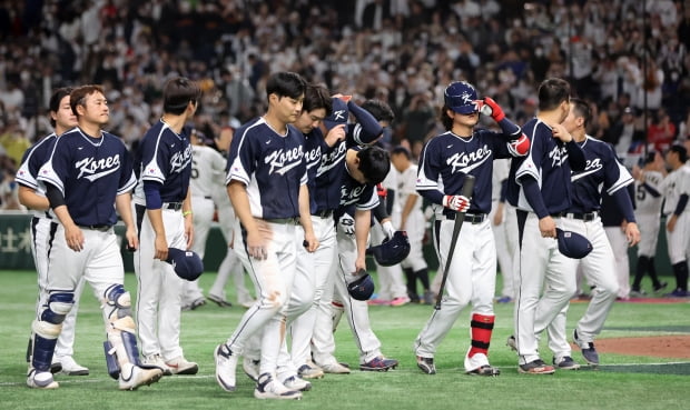 지난 3월 10일 오후 일본 도쿄돔에서 열린 2023 월드베이스볼클래식(WBC) B조 1라운드 대한민국과 일본의 경기, 4대13 대패를 당한 대표팀 선수들이 관중석에 인사 후 그라운드를 빠져나가고 있다. /사진=뉴스1