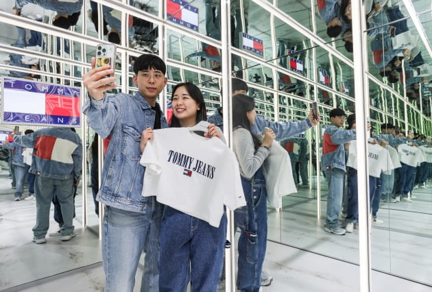 27일 오전 서울 성동구 무신사 성수 테라스에서 운영 중인 한섬 '타미 진스' 팝업 스토어 내 브랜디드 피팅룸에서 모델들이 2023 S/S 컬렉션 신제품을 소개하고 있는 모습. 사진=뉴스1