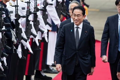 [속보] 기시다, 서울공항 도착…외교부 1차관이 영접