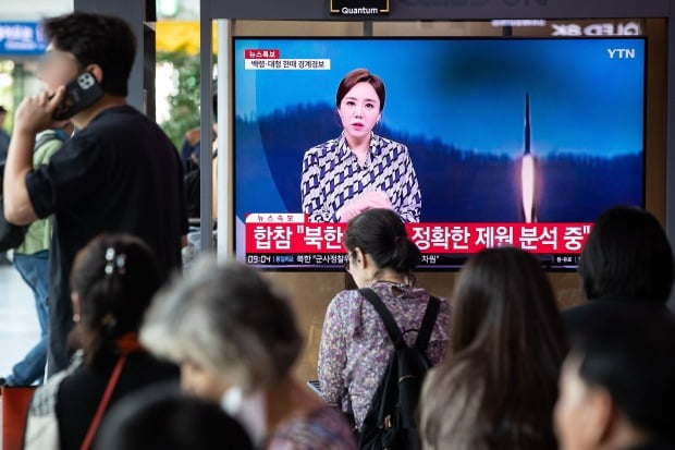  북한이 '우주 발사체'를 발사한 31일 서울역에서 시민들이 관련 뉴스를 시청하고 있다.뉴스1