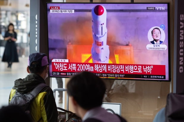 북한이 '우주 발사체'를 발사한 31일 서울역에서 시민들이 관련 뉴스를 시청하고 있다./사진=뉴스1