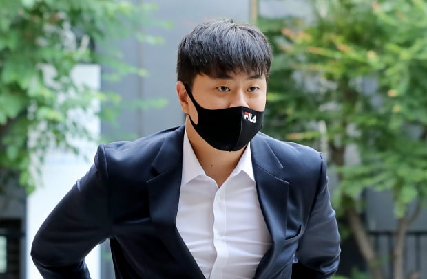 학창시절 후배에게 폭력을 행사한 혐의를 받는 두산베어스 투수 이영하가 31일 오전 서울 마포구 서부지방법원에서 열린 선고 공판에 출석하고 있다.  사진=뉴스1