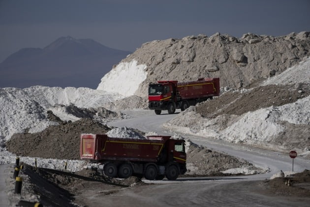지난 4월 칠레 아타카마 사막의 알베말 리튬 광산에서 트럭들이 리튬 가공에 사용되는 소금을 운반하고 있다. AP연합뉴스