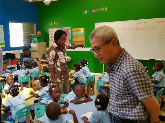 아이티 세아학교에서 김웅기 회장이 학생들을 바라보는 모습 / 사진=글로벌세아
