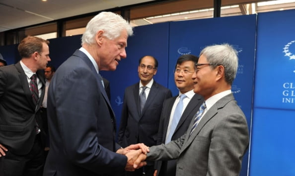 빌 클린턴 전 미국 대통령과 김웅기 회장 / 사진=글로벌세아