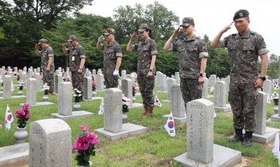  호국보훈의 달 첫날 국립현충원 찾은 시민들