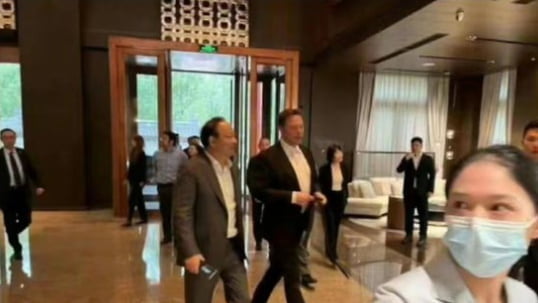 중국 베이징 한 호텔의 로비를 걸어가는 일론 머스크 테슬라 최고경영자(가운데 오른쪽)와 쩡위친 CATL 회장.  /트위터 캡처