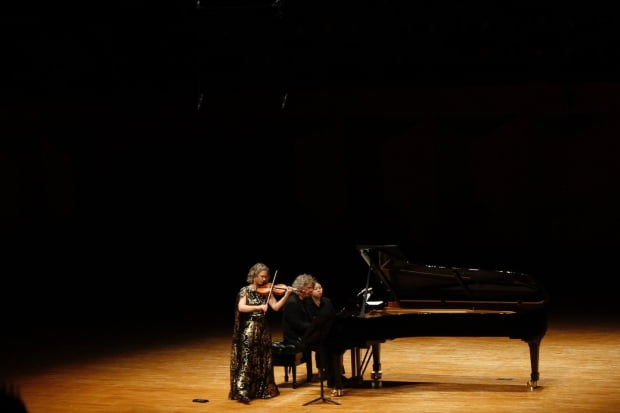 바이올리니스트 힐러리 한이 5월 31일 서울 예술의전당 콘서트홀에서 피아니스트 해플리거와 함께 연주하고 있다. 마스트미디어 제공