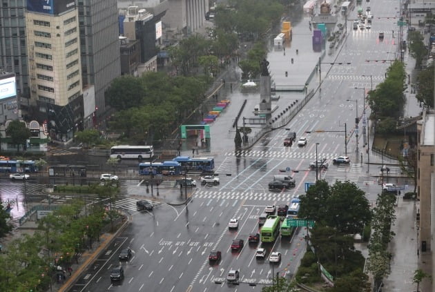 지난달 5일 어린이날 서울 광화문사거리가 내리는 비로 한산한 모습을 보이고 있다./ 뉴스1