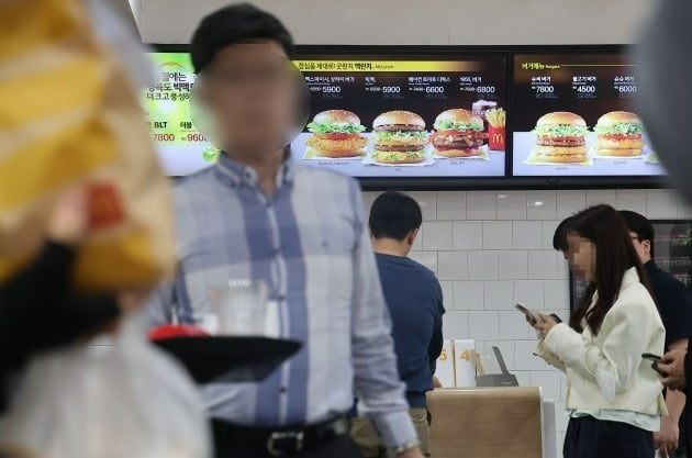지난 4월 4일 서울 한 햄버거 프랜차이즈 매장. 통계청 국가통계포털에 따르면 4월 햄버거 물가는 지난해 같은 달보다 17.1% 올랐다. 햄버거 물가 상승률은 2004년 7월(19.0%) 이후 18년 9개월 만에 가장 높았다. 연합뉴스
