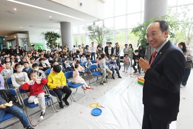 추경호 부총리 겸 기획재정부 장관이 지난달 5일 어린이날을 맞이 정부세종청사 중앙동 기획재정부에서 열린 직원 가족 초청행사에서 인사말을 하고 있다. 기획재정부 제공