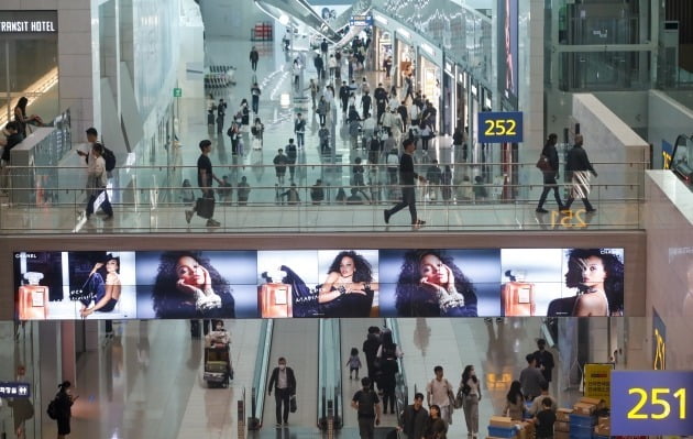 인천국제공항 제2여객터미널에서 여행객들이 면세점을 이용하고 있다./ 뉴스1