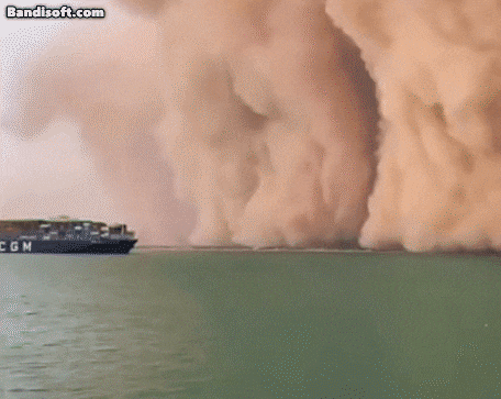 수에즈 운하에 모래폭풍이 밀려들고 있는 모습. /출처=트위터