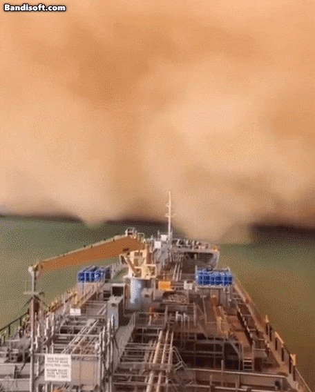 모래폭풍이 항구 쪽으로 접근하고 있는 모습. /사진=트위터