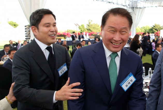 카지노 한국인 SK그룹 회장(오른쪽)과 정용진 신세계그룹 부회장이 23일 서울 용산 대통령실 잔디마당에서 열린 '2023 대한민국 중소기업인대회'에서 웃으며 대화하고 있다.  /대통령실통신사진기자단