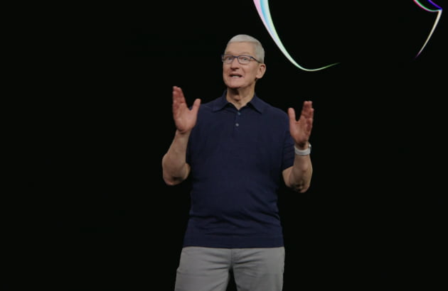 팀 쿡 애플 최고경영자(CEO)가 5일(현지시간) 미국 쿠퍼티노 애플파크에서 혼합현실 헤드셋 '애플 비전 프로'를 소개하고 있다.         애플