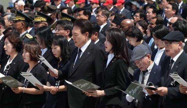 윤석열 대통령과 부인 김건희 여사가 6일 서울 동작구 국립서울현충원에서 열린 제68회 현충일 추념식에서 참석자들과 현충의 노래를 제창하고 있다./김범준 기자