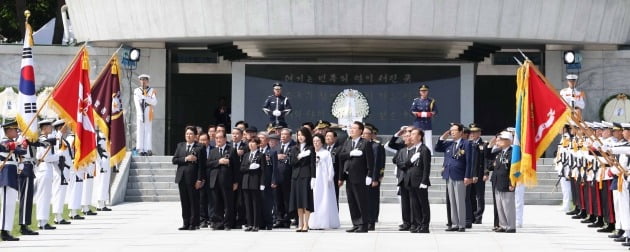 윤석열 대통령과 김건희 여사가 6일 서울 동작구 국립서울현충원에서 열린 제68회 현충일 추념식에서 현충탑 분향을 마치고 이동 하며 국기에 대한 경례를 하고 있다./김범준 기자