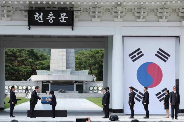 윤석열 대통령이 6일 서울 동작구 국립서울현충원에서 열린 제68회 현충일 추념식에서 국가유공자들에게 증서를 수여하고 있다./김범준 기자