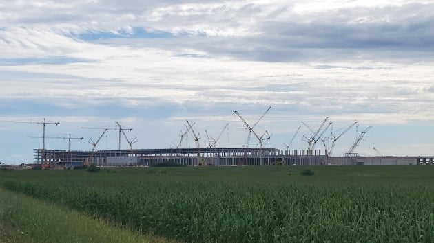 삼성전자가 미국 텍사스주 테일러시에 건설중인 최첨단 반도체 공장. 230억 달러(33조원) 규모를 투자해 올해 말 1단계 완공될 예정이다. 빽빽한 옥수수 밭을 넘어 거대한 공사 현장이 보인다. 