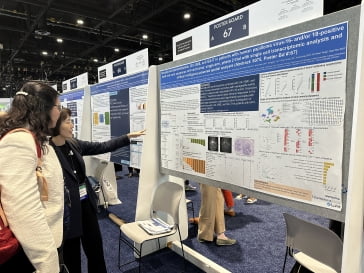 ASCO 2023에서 발표 내용을 설명하는 김혜련 연세대 세브란스병원 교수. 사진 제공=네오이뮨텍

 