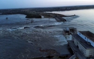 핵폭탄도 견디는 우크라 카호우카 댐…누가 파괴했나