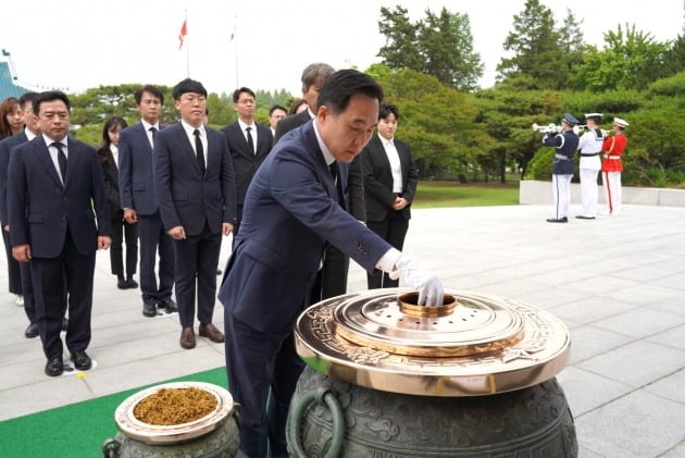 김재일 인천공항본부세관장 7일 국립서울현충원을 찾아 참배했다. 인천공항본부세관