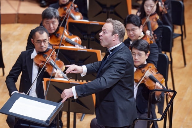 지휘자 다비트 라일란트가 이끄는 국립심포니오케스트라가 지난 6일 서울 예술의전당에서 열린 '2023 교향악축제'에서 연주하고 있다. 예술의전당 제공