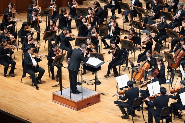 지휘자 다비트 라일란트가 이끄는 국립심포니오케스트라가 지난 6일 서울 예술의전당에서 열린 '2023 교향악축제'에서 연주하고 있다. 예술의전당 제공