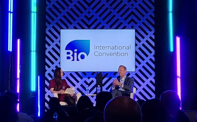 6일(현지시간) 미국 보스턴에서 열린 세계 최대규모 제약·바이오 박람회 '바이오 USA'에서 크리스토퍼 비에바허 바이오젠 CEO(오른쪽)가 