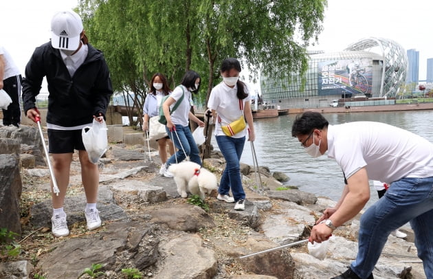 플로깅(Plogging)은 조깅하면서 쓰레기를 줍는다는 뜻이다. 작년 세계 환경의 날에는 서울 서초구 반포한강공원에서 열린 '줍깅으로 감탄해' 행사가 진행되는 모습./한경DB