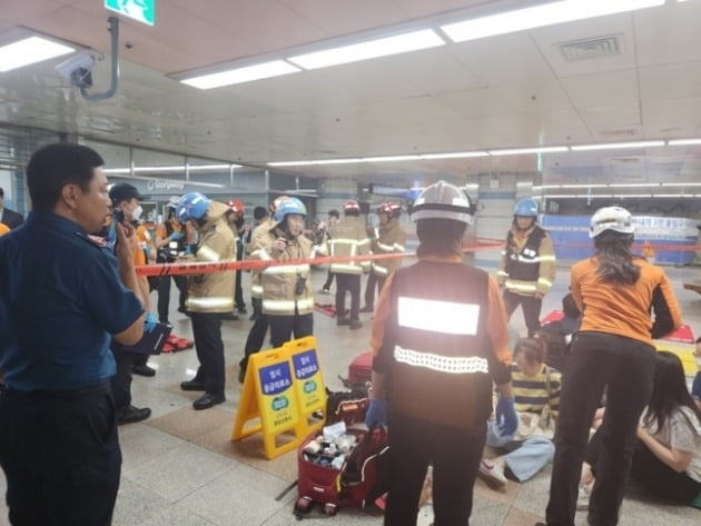 8일 오전 8시20분쯤 분당선 수내역 2번 출구 상행 슬롯사이트 네임드카지노가 역주행했다. 사진 경기도소방재난본부.