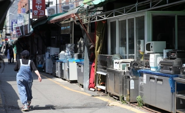 서울 중구 황학동 주방거리에 중고 주방물품들이 쌓여있다. 사진=뉴스1